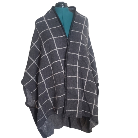 ST. John Wool Poncho With Lamb Leather Trim. - Picture 1 of 11